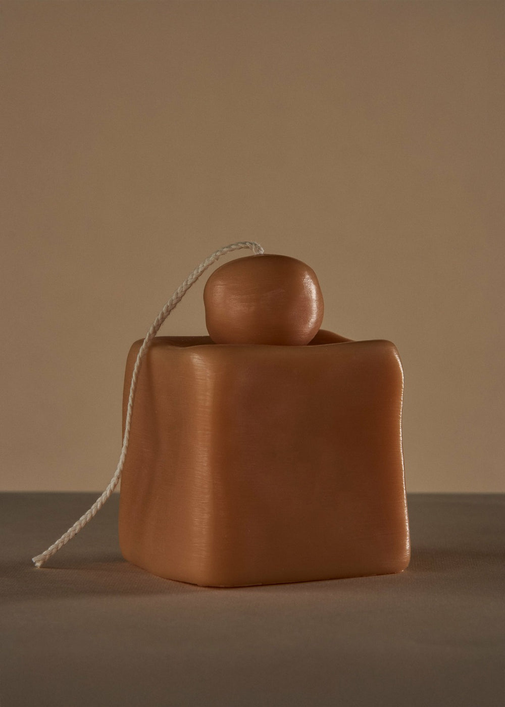 Ann Vincent Fonz Candle Sand - Lifestyle